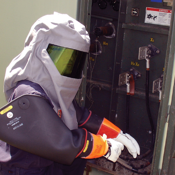 Without SampleSafe, safety procedures require technicians to suit up with appropriate PPE (personal protective equipment) or the transformer must be completely de-energized. Both of these measures are much more time-consuming and also present additional economic and safety disadvantages.
